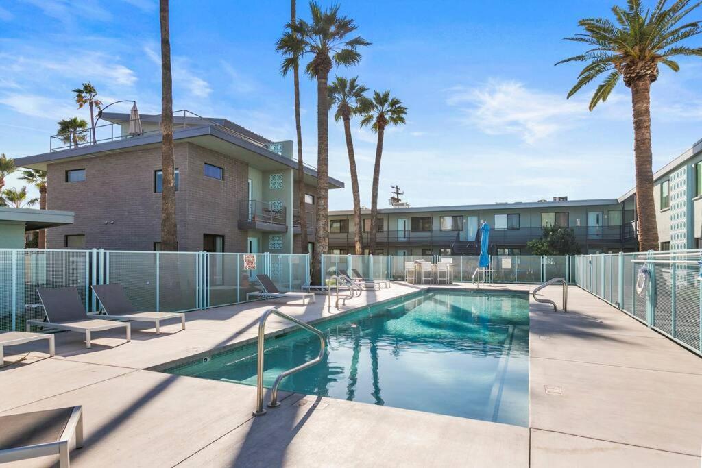 Micro Studio With Balcony & Pool View - Walk To Ot Scottsdale Exterior photo